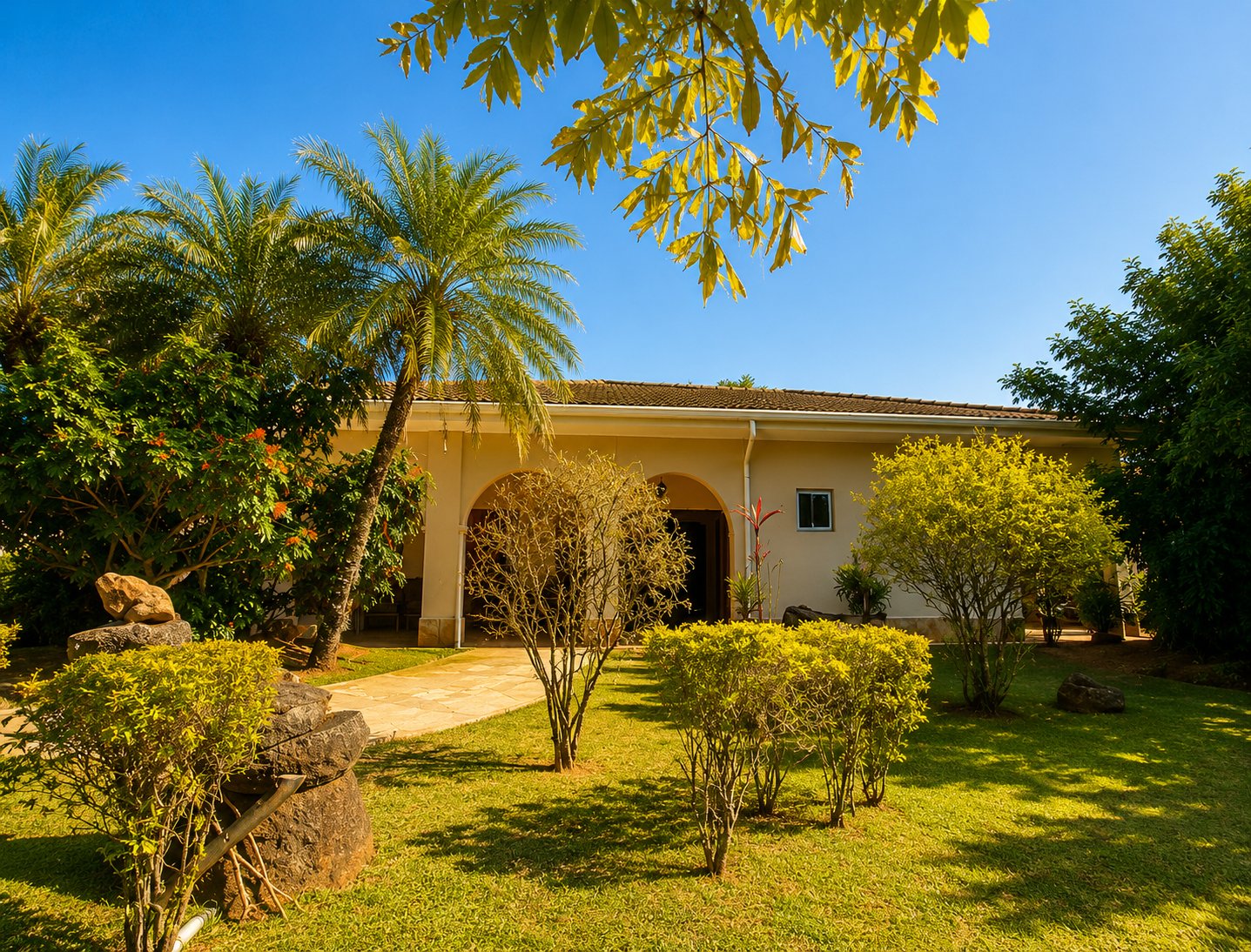 Fachada e jardins do Residencial Longa Vida